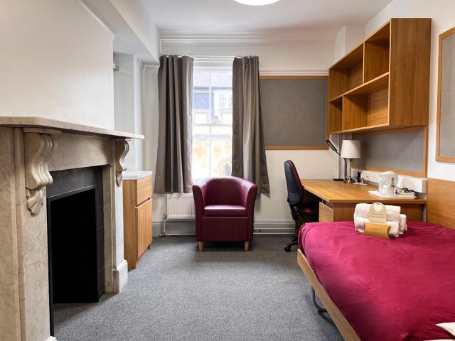 B&B bedroom at St Catharine's College