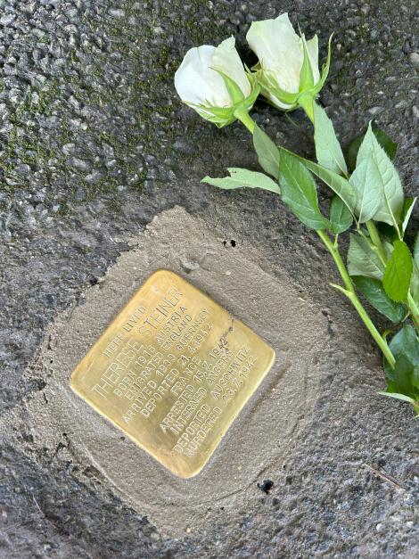 Stolperstein for Therese Steiner in Guernsey with two white roses